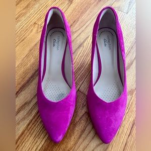 Size 7.5 fuchsia kitten heel pump. Suede material, 2 inch heel.